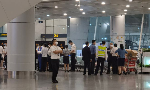 Máy bay chở 132 người rơi ở Trung Quốc: Nhói lòng hình ảnh người thân khóc ngất ở sân bay, đợi tin tức của các nạn nhân trong vô vọng - Ảnh 2.