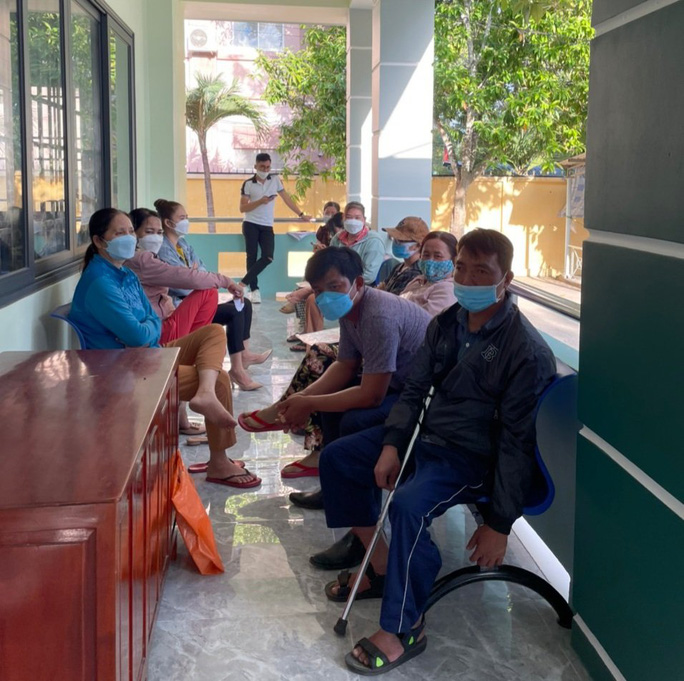 Họp khẩn liên quan việc người dân chen lấn đi làm giấy tờ đất từ 4 giờ sáng - Ảnh 2. Họp khẩn liên quan việc người dân chen lấn đi làm giấy tờ đất từ 4 giờ sáng - Ảnh 2.