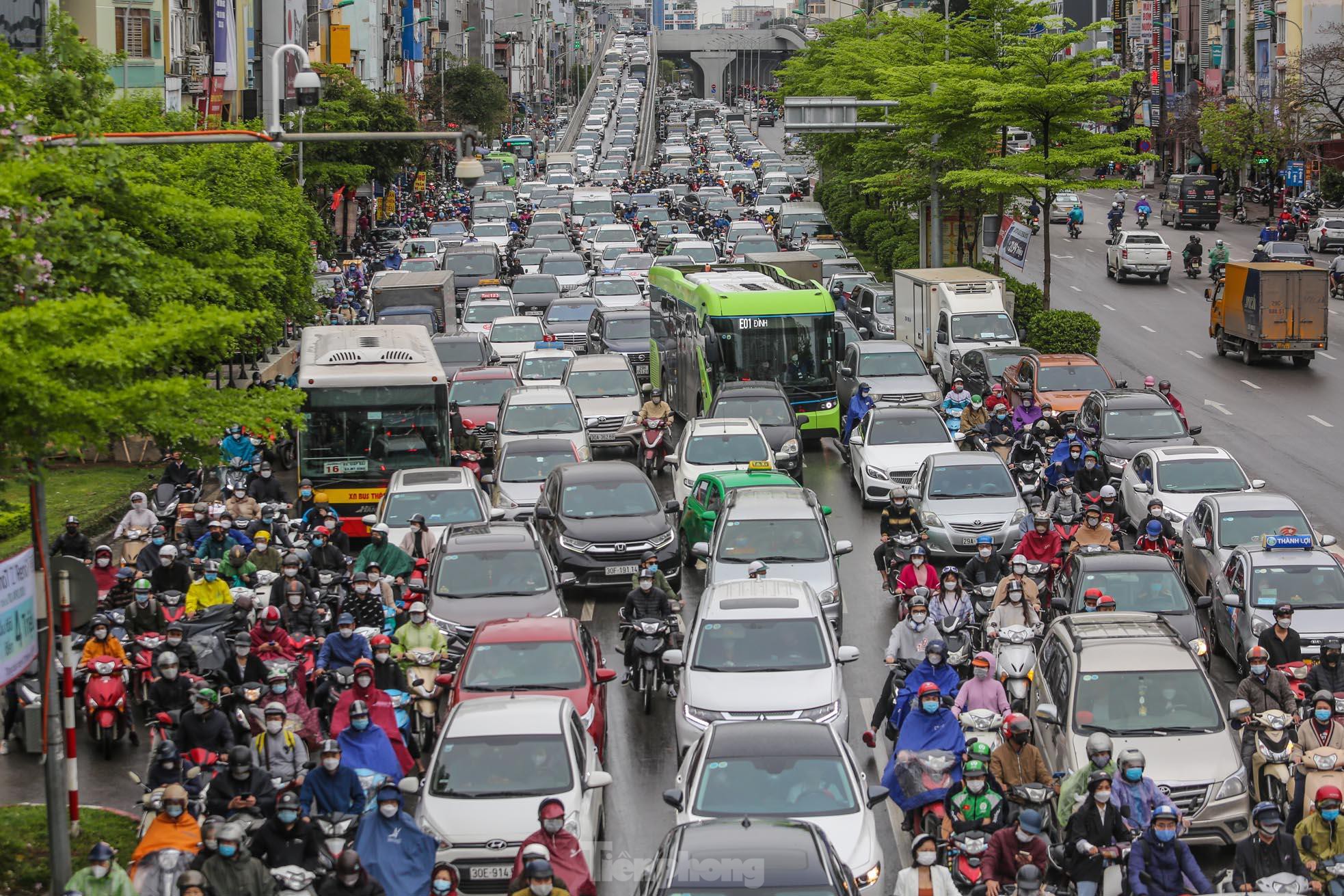 Đường phố Hà Nội ùn tắc nhiều giờ sau cơn mưa lớn - Ảnh 13.