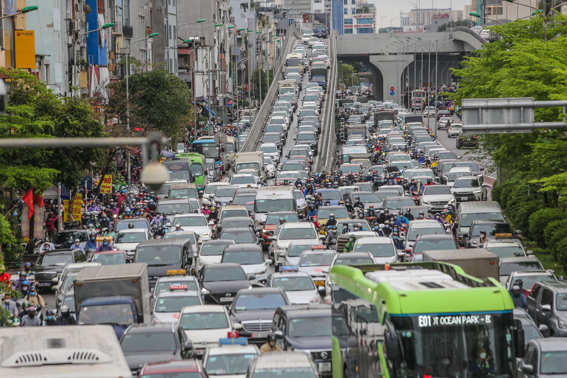 Đường phố Hà Nội ùn tắc nhiều giờ sau cơn mưa lớn - Ảnh 14.
