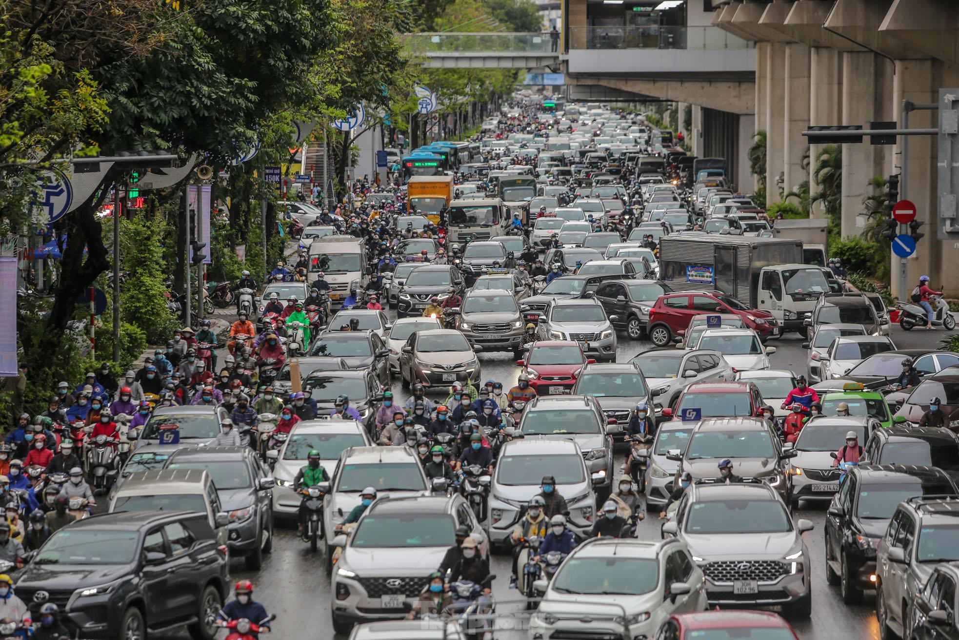 Đường phố Hà Nội ùn tắc nhiều giờ sau cơn mưa lớn - Ảnh 5.