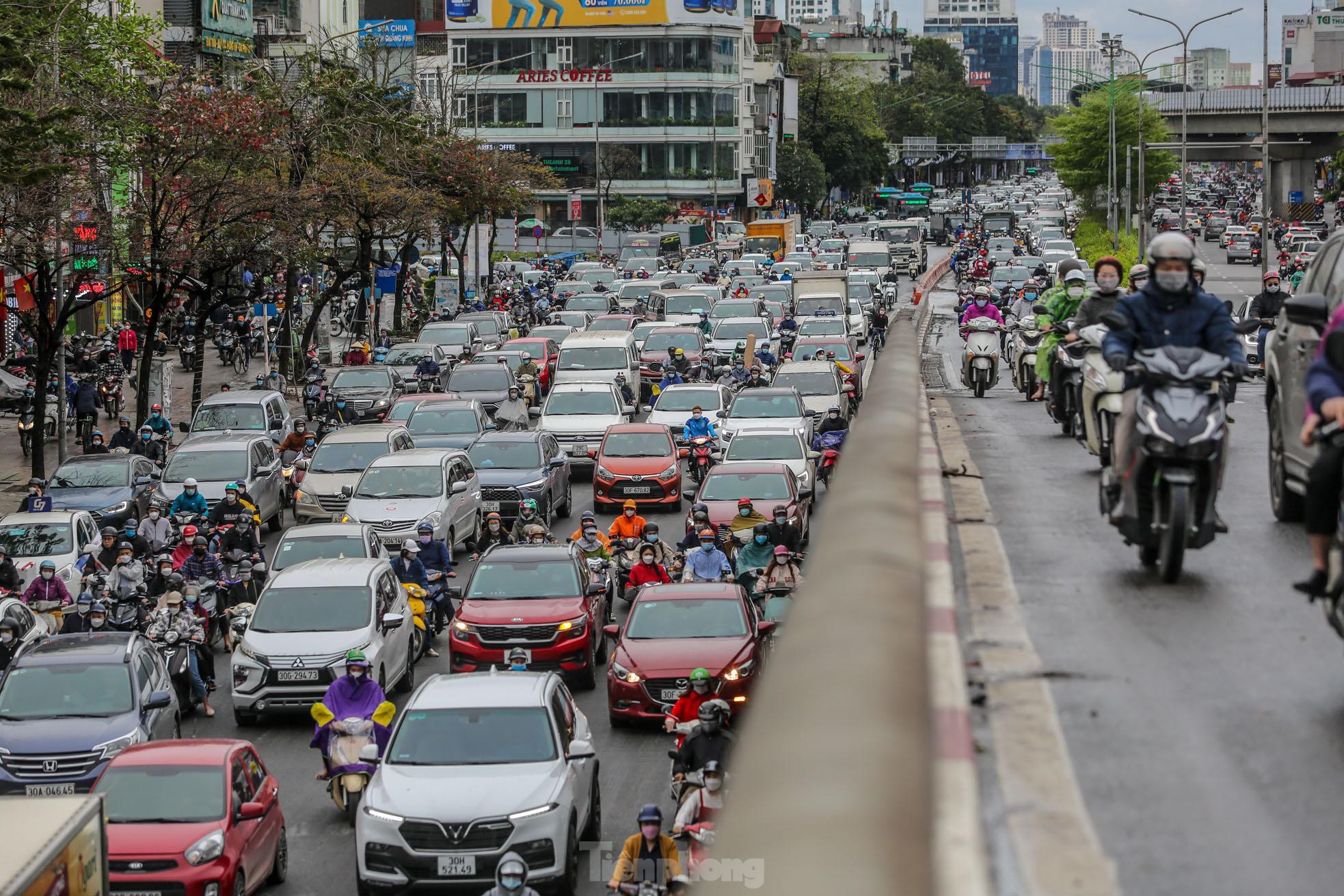 Đường phố Hà Nội ùn tắc nhiều giờ sau cơn mưa lớn - Ảnh 9.