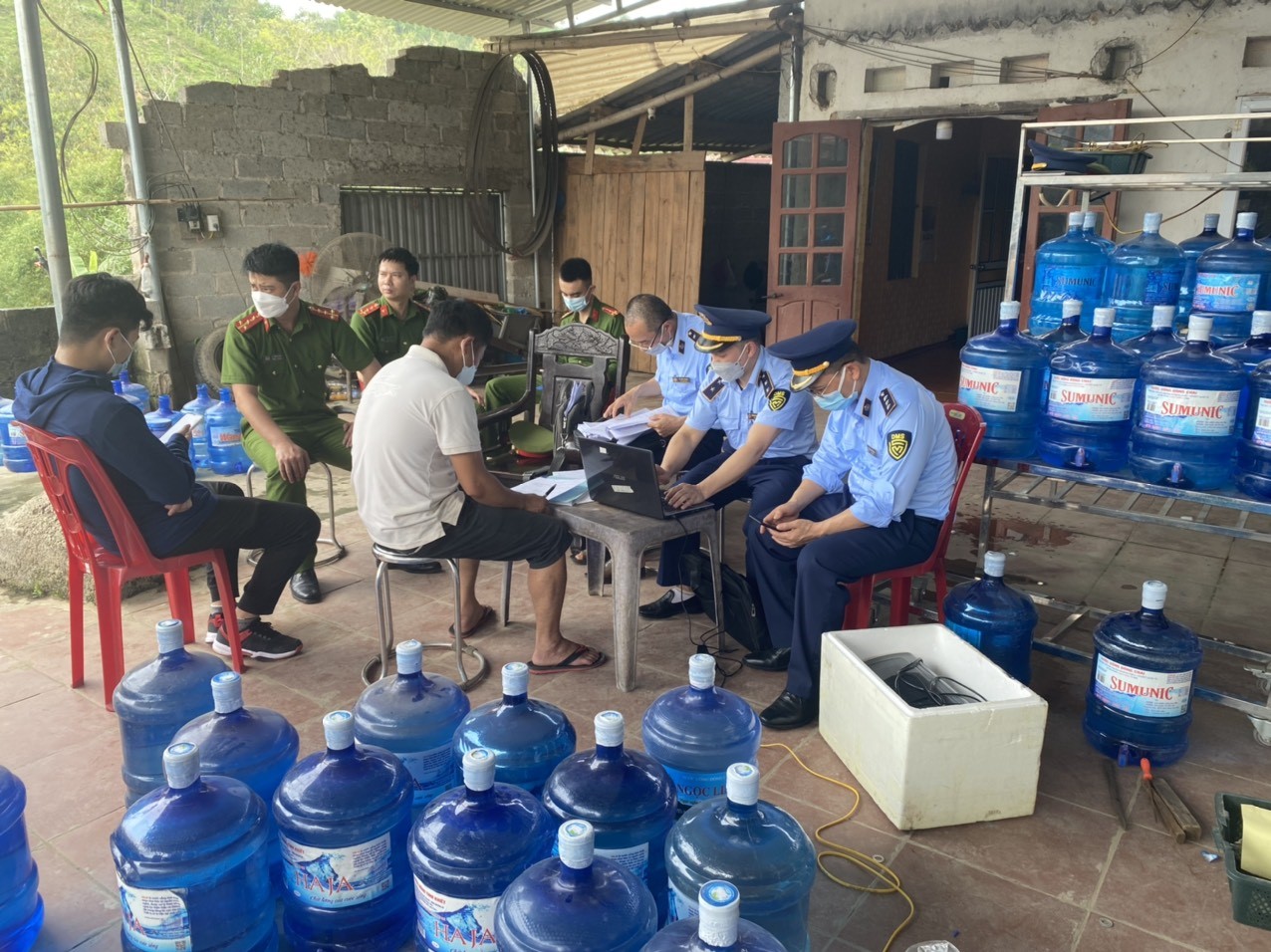 Tìm thấy một xưởng sản xuất nước sạch giả mạo ở Lạng Sơn với nhiều nhãn hiệu khác nhau 2 Phát hiện cơ sở sản xuất nước tinh khiết tại Lạng Sơn giả mạo nhiều nhãn hiệu