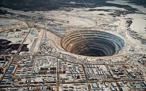 Khám phá mỏ kim cương lớn nhất thế giới - sản lượng khổng lồ nhưng mang lời nguyền hút máy bay - Ảnh 1.