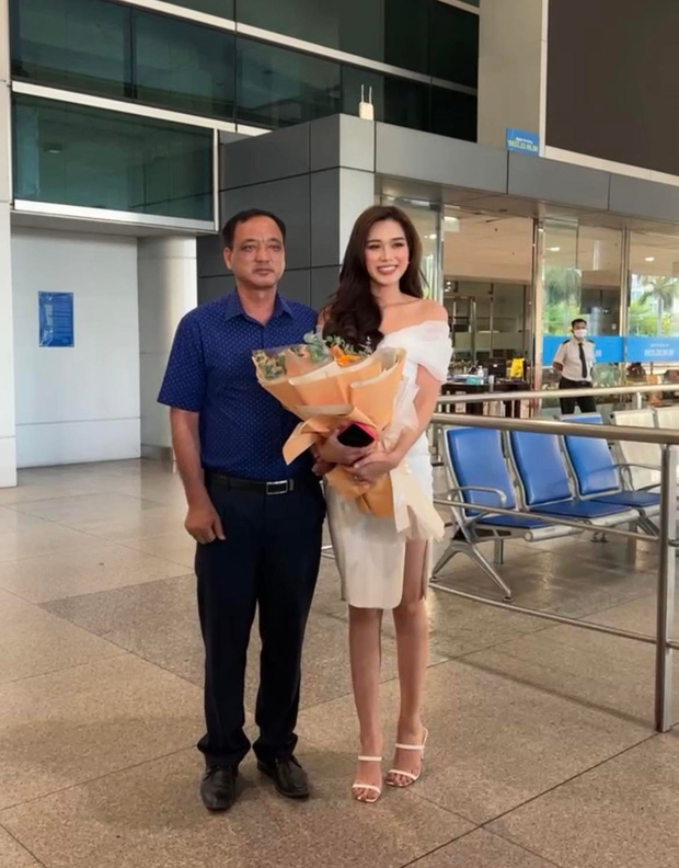 Đỗ Hà về Việt Nam sau thành tích top 13 Miss World: Visual góc cận cực xinh, 1 hành động ở sân bay gây chú ý! - Ảnh 4.