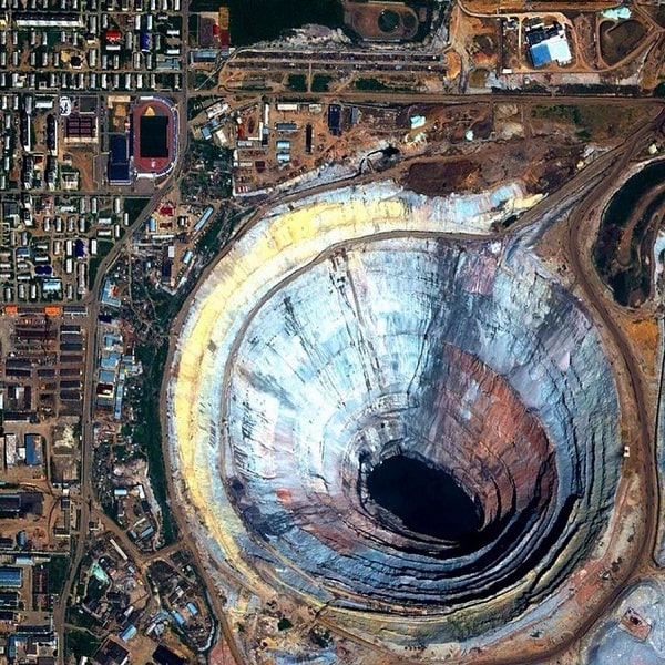 Khám phá mỏ kim cương lớn nhất thế giới - sản lượng khổng lồ nhưng mang lời nguyền hút máy bay - Ảnh 4.