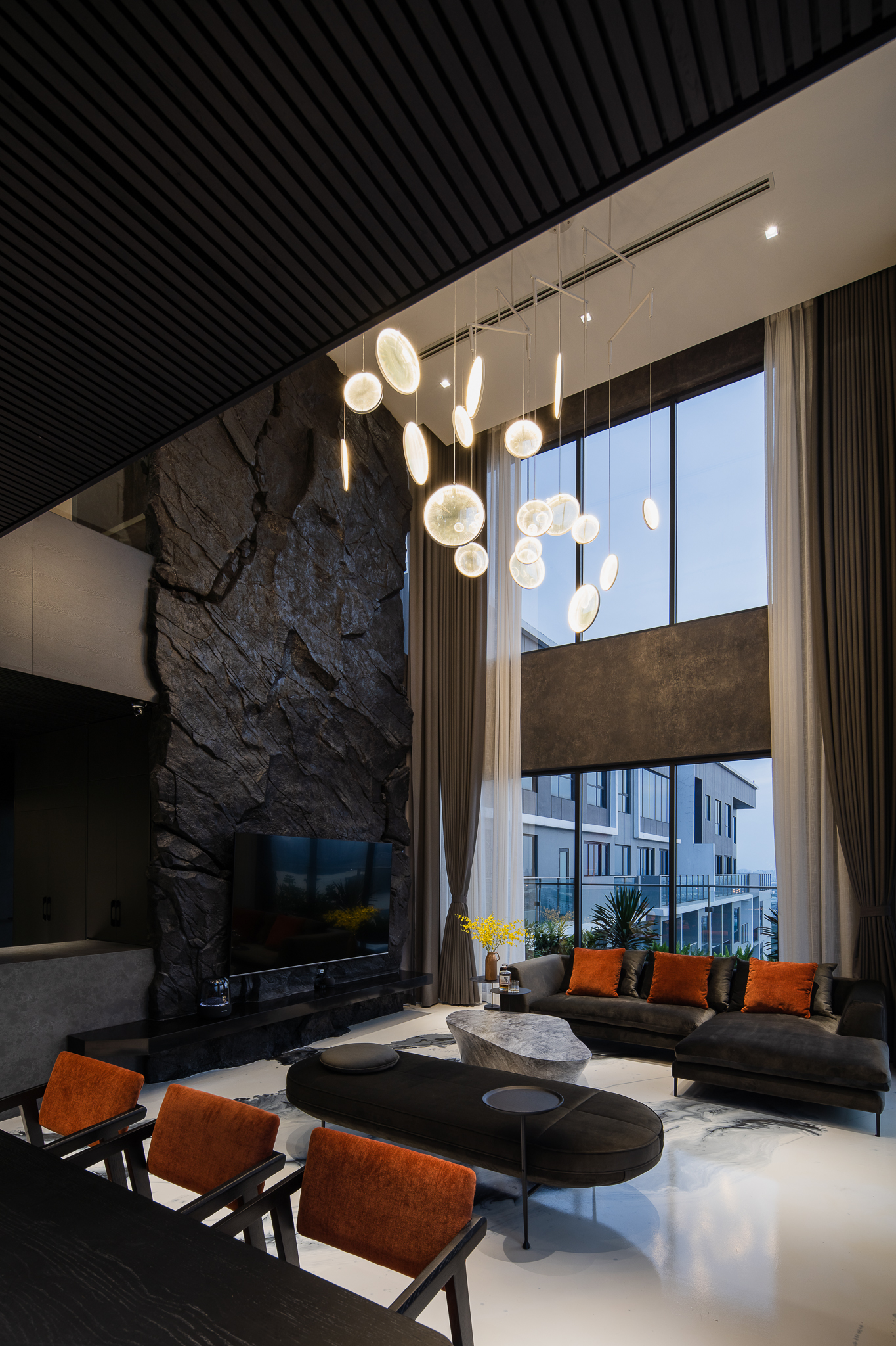 Những căn penthouse đốt tiền: Chủ nhà chịu chơi mang vách đá đen vào giữa phòng khách, cặp vợ chồng Hà Nội có hẳn hồ sen trên tầng 30, đặc biệt nhất căn hộ 200 tỷ đồng như bảo tàng - Ảnh 2. Những căn penthouse đốt tiền: Chủ nhà chịu chơi mang vách đá đen vào giữa phòng khách, cặp vợ chồng Hà Nội có hẳn hồ sen trên tầng 30, đặc biệt nhất căn hộ 200 tỷ đồng như bảo tàng - Ảnh 2.