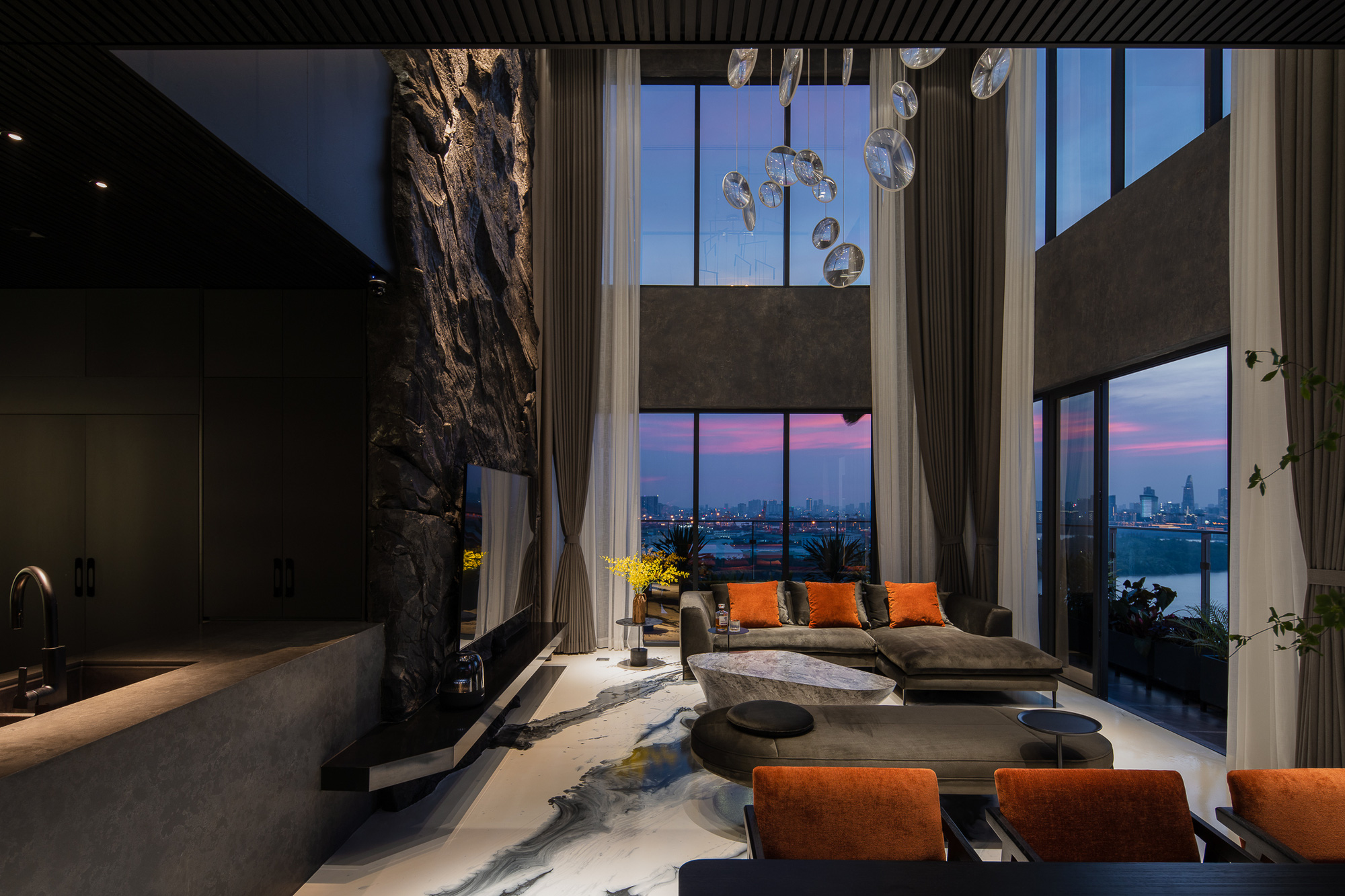 Những căn penthouse đốt tiền: Chủ nhà chịu chơi mang vách đá đen vào giữa phòng khách, cặp vợ chồng Hà Nội có hẳn hồ sen trên tầng 30, đặc biệt nhất căn hộ 200 tỷ đồng như bảo tàng - Ảnh 3. Những căn penthouse đốt tiền: Chủ nhà chịu chơi mang vách đá đen vào giữa phòng khách, cặp vợ chồng Hà Nội có hẳn hồ sen trên tầng 30, đặc biệt nhất căn hộ 200 tỷ đồng như bảo tàng - Ảnh 3.