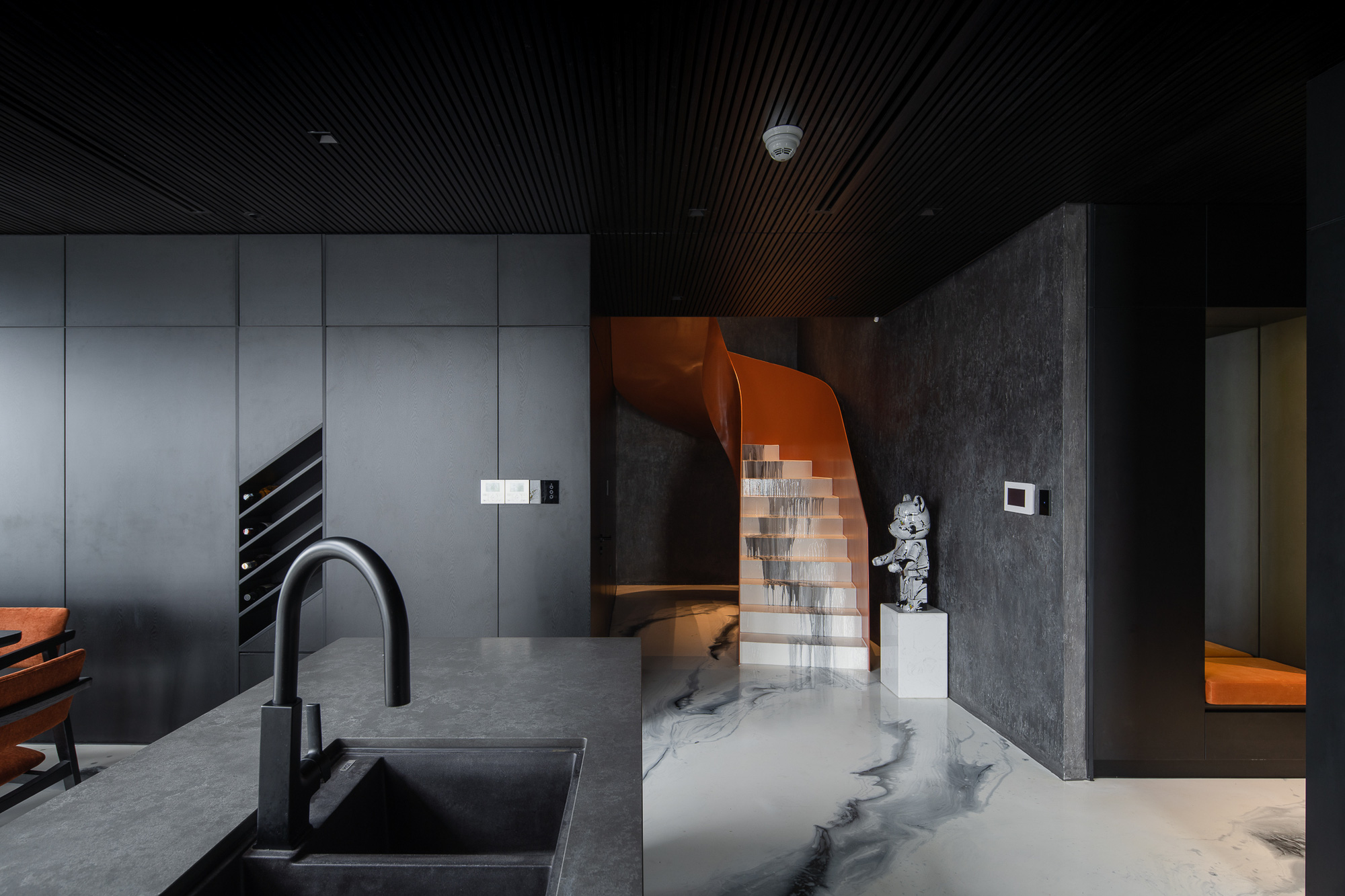 Những căn penthouse đốt tiền: Chủ nhà chịu chơi mang vách đá đen vào giữa phòng khách, cặp vợ chồng Hà Nội có hẳn hồ sen trên tầng 30, đặc biệt nhất căn hộ 200 tỷ đồng như bảo tàng - Ảnh 4. Những căn penthouse đốt tiền: Chủ nhà chịu chơi mang vách đá đen vào giữa phòng khách, cặp vợ chồng Hà Nội có hẳn hồ sen trên tầng 30, đặc biệt nhất căn hộ 200 tỷ đồng như bảo tàng - Ảnh 4.