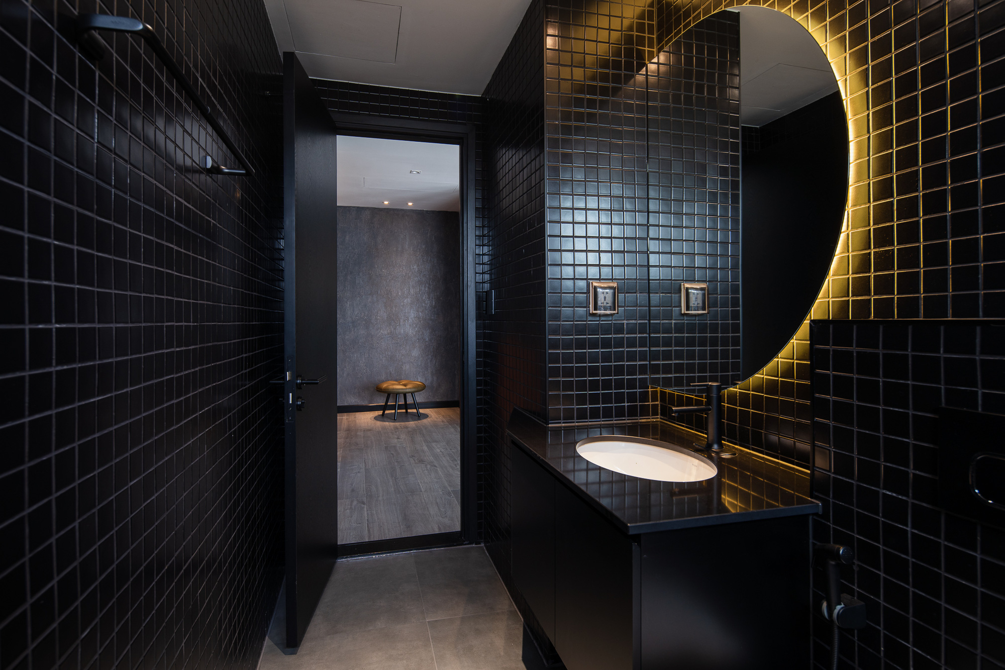 Những căn penthouse đốt tiền: Chủ nhà chịu chơi mang vách đá đen vào giữa phòng khách, cặp vợ chồng Hà Nội có hẳn hồ sen trên tầng 30, đặc biệt nhất căn hộ 200 tỷ đồng như bảo tàng - Ảnh 6. Những căn penthouse đốt tiền: Chủ nhà chịu chơi mang vách đá đen vào giữa phòng khách, cặp vợ chồng Hà Nội có hẳn hồ sen trên tầng 30, đặc biệt nhất căn hộ 200 tỷ đồng như bảo tàng - Ảnh 6.