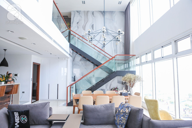 Những căn penthouse đốt tiền: Chủ nhà chịu chơi mang vách đá đen vào giữa phòng khách, cặp vợ chồng Hà Nội có hẳn hồ sen trên tầng 30, đặc biệt nhất căn hộ 200 tỷ đồng như bảo tàng - Ảnh 8. Những căn penthouse đốt tiền: Chủ nhà chịu chơi mang vách đá đen vào giữa phòng khách, cặp vợ chồng Hà Nội có hẳn hồ sen trên tầng 30, đặc biệt nhất căn hộ 200 tỷ đồng như bảo tàng - Ảnh 8.