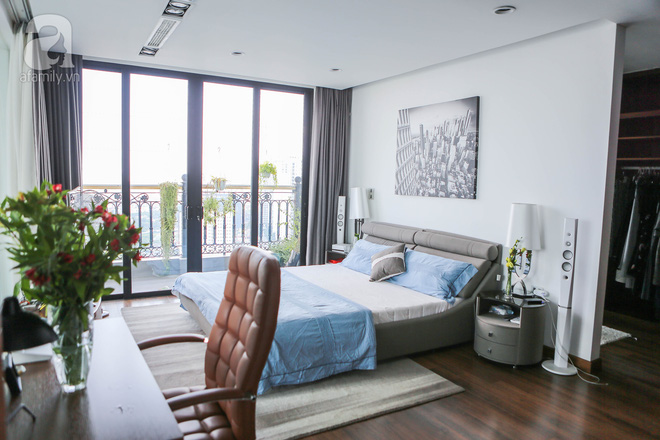 Những căn penthouse đốt tiền: Chủ nhà chịu chơi mang vách đá đen vào giữa phòng khách, cặp vợ chồng Hà Nội có hẳn hồ sen trên tầng 30, đặc biệt nhất căn hộ 200 tỷ đồng như bảo tàng - Ảnh 10. Những căn penthouse đốt tiền: Chủ nhà chịu chơi mang vách đá đen vào giữa phòng khách, cặp vợ chồng Hà Nội có hẳn hồ sen trên tầng 30, đặc biệt nhất căn hộ 200 tỷ đồng như bảo tàng - Ảnh 10.