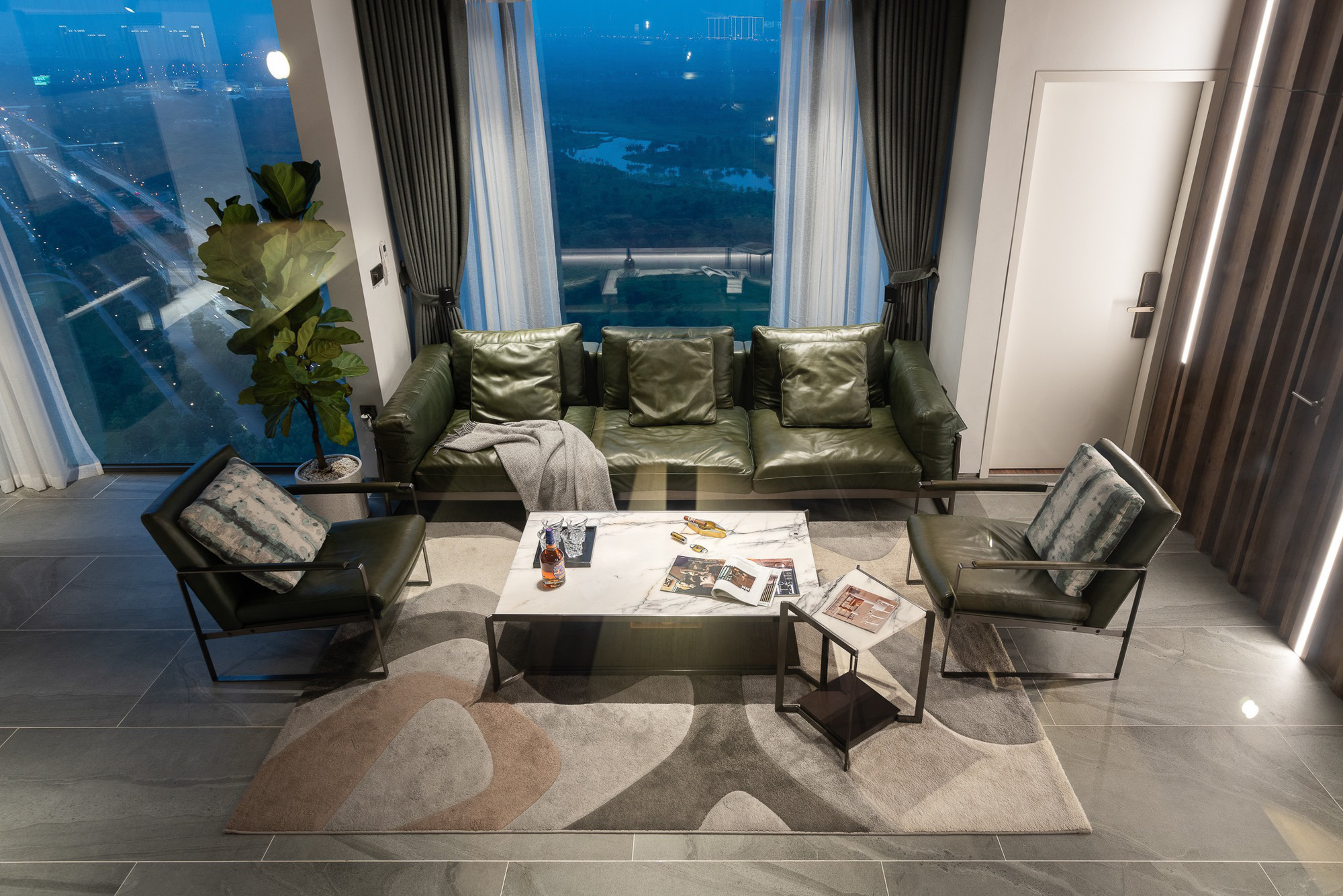 Những căn penthouse đốt tiền: Chủ nhà chịu chơi mang vách đá đen vào giữa phòng khách, cặp vợ chồng Hà Nội có hẳn hồ sen trên tầng 30, đặc biệt nhất căn hộ 200 tỷ đồng như bảo tàng - Ảnh 17. Những căn penthouse đốt tiền: Chủ nhà chịu chơi mang vách đá đen vào giữa phòng khách, cặp vợ chồng Hà Nội có hẳn hồ sen trên tầng 30, đặc biệt nhất căn hộ 200 tỷ đồng như bảo tàng - Ảnh 17.