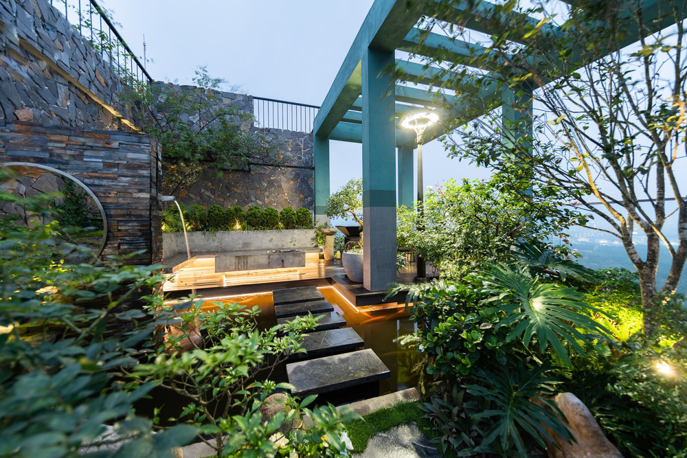 Những căn penthouse đốt tiền: Chủ nhà chịu chơi mang vách đá đen vào giữa phòng khách, cặp vợ chồng Hà Nội có hẳn hồ sen trên tầng 30, đặc biệt nhất căn hộ 200 tỷ đồng như bảo tàng - Ảnh 20. Những căn penthouse đốt tiền: Chủ nhà chịu chơi mang vách đá đen vào giữa phòng khách, cặp vợ chồng Hà Nội có hẳn hồ sen trên tầng 30, đặc biệt nhất căn hộ 200 tỷ đồng như bảo tàng - Ảnh 20.