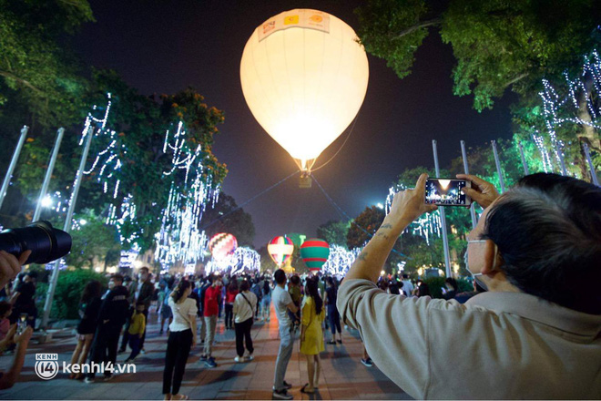  Chùm ảnh HOT: Đại hội khinh khí cầu ngay giữa Hà Nội, lâu lắm rồi phố đi bộ Hồ Gươm mới đông đến thế! - Ảnh 2.