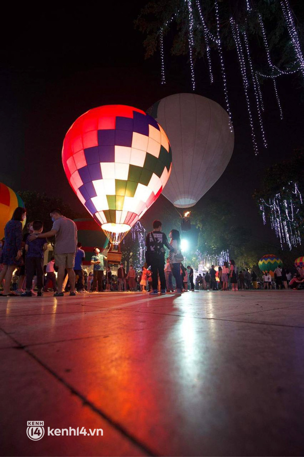  Chùm ảnh HOT: Đại hội khinh khí cầu ngay giữa Hà Nội, lâu lắm rồi phố đi bộ Hồ Gươm mới đông đến thế! - Ảnh 7.