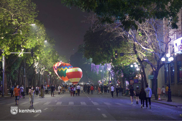  Chùm ảnh HOT: Đại hội khinh khí cầu ngay giữa Hà Nội, lâu lắm rồi phố đi bộ Hồ Gươm mới đông đến thế! - Ảnh 9.