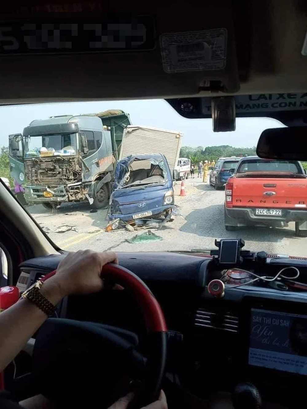 Tai nạn liên hoàn trên cao tốc Nội Bài - Lào Cai, hiện trường khiến nhiều người sợ hãi - Ảnh 1. Tai nạn liên hoàn trên cao tốc Nội Bài - Lào Cai, hiện trường khiến nhiều người sợ hãi - Ảnh 1.