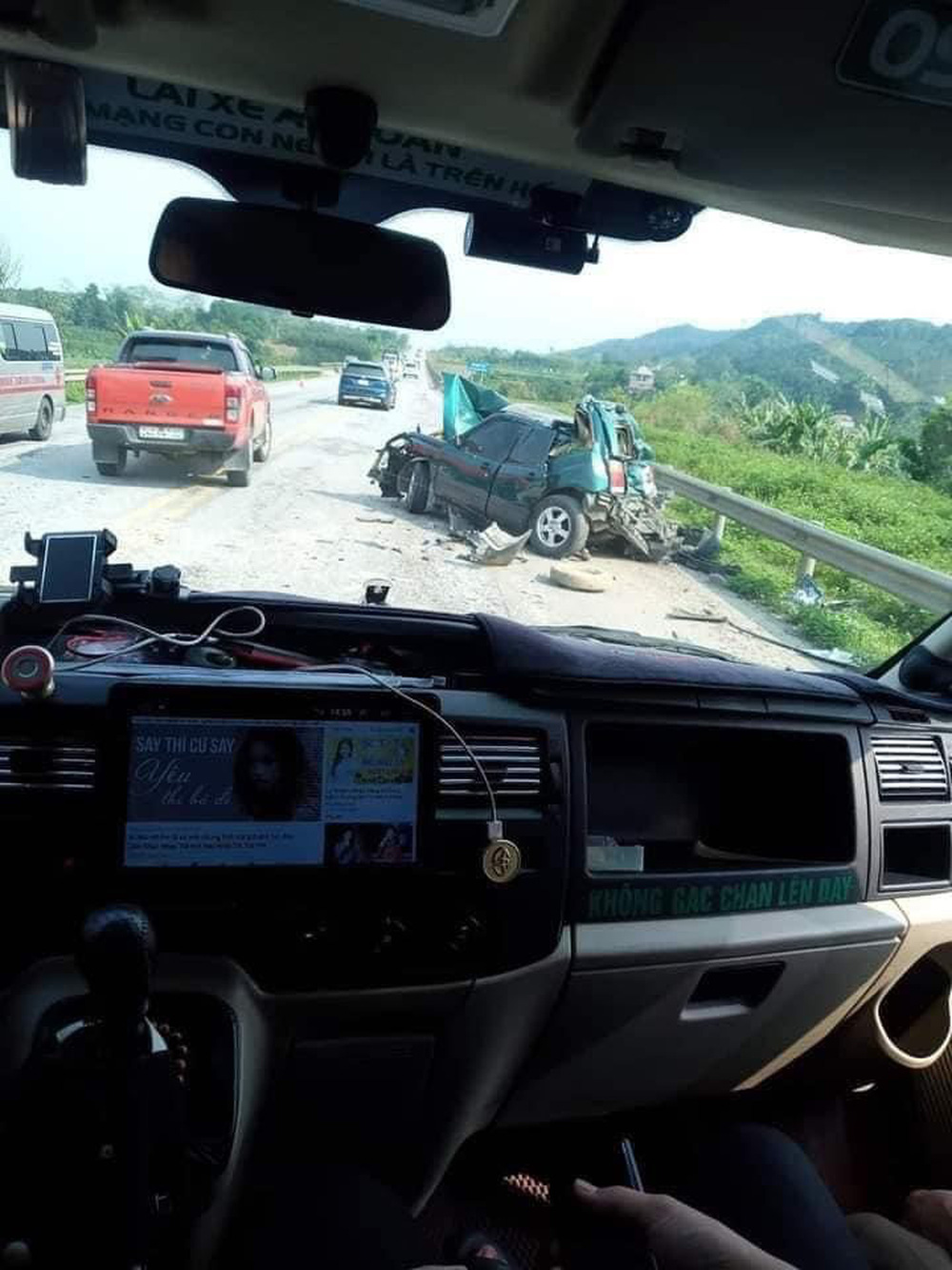 Tai nạn liên hoàn trên cao tốc Nội Bài - Lào Cai, hiện trường khiến nhiều người sợ hãi - Ảnh 2. Tai nạn liên hoàn trên cao tốc Nội Bài - Lào Cai, hiện trường khiến nhiều người sợ hãi - Ảnh 2.