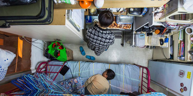 Mua nhà khó như lên trời ở Hong Kong: Dân làm quần quật cả đời không đủ tiền, căn hộ tí hon 17m2 bị thổi giá lên gần 5 tỷ đồng - Ảnh 1.
