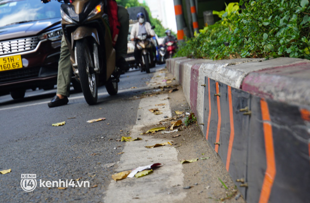  Ớn lạnh hàng trăm đinh vít nhọn nhô ra ngoài đường, chực chờ gây họa cho người dân TP.HCM - Ảnh 10.