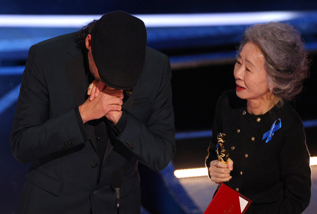 Lần đầu tiên ở Oscar có diễn viên lên nhận giải mà không ai vỗ tay: Dàn sao hạng A làm 1 hành động khiến ai nấy ngỡ ngàng - Ảnh 2.