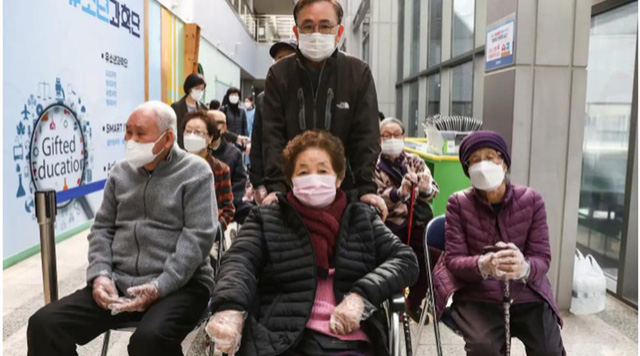 Hàn Quốc: Bùng nổ ngành công nghiệp chăm sóc người già neo đơn, nở rộ các startup phục vụ cho xã hội siêu già - Ảnh 1.