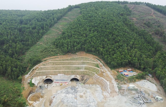  Đi xuyên hầm qua núi dài nhất cao tốc Ninh Bình - Thanh Hóa  - Ảnh 2.