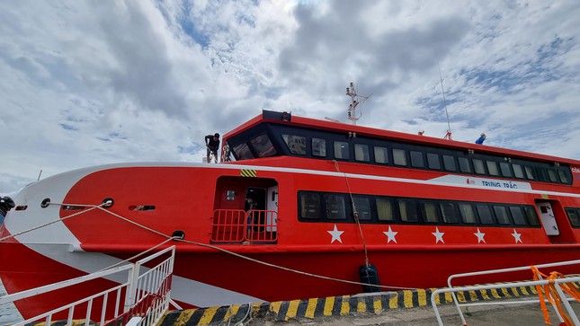 Cận cảnh tàu cao tốc sắp chở những hành khách đầu tiên đi tuyến Đà Nẵng – Lý Sơn - Ảnh 2.