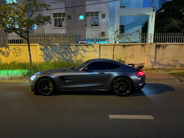 Lộ góc nhỏ garage trăm tỷ của ông trùm cà phê Đặng Lê Nguyên Vũ: Thêm Mercedes-AMG GT R từng của Nguyễn Quốc Cường cùng chiếc Ferrari hàng độc - Ảnh 4.