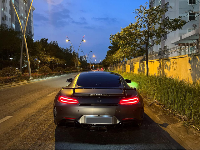 Lộ góc nhỏ garage trăm tỷ của ông trùm cà phê Đặng Lê Nguyên Vũ: Thêm Mercedes-AMG GT R từng của Nguyễn Quốc Cường cùng chiếc Ferrari hàng độc - Ảnh 5.