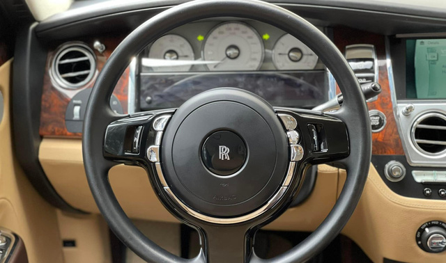  Nhờ biển khủng, Rolls-Royce Ghost 6 năm tuổi vẫn được chào giá lên tới 20 tỷ đồng  - Ảnh 5.