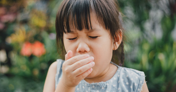 Trẻ F0 bị ho nhiều, ho có đờm, đau họng có nên dùng kháng sinh không? - Ảnh 2.