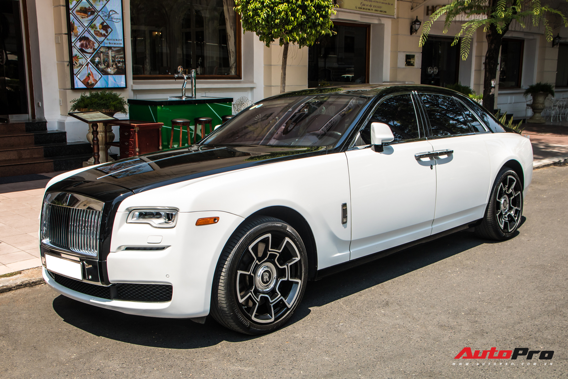 Xe siêu sang RollsRoyce Phantom VIII phiên bản nâng cấp chạy thử trên phố