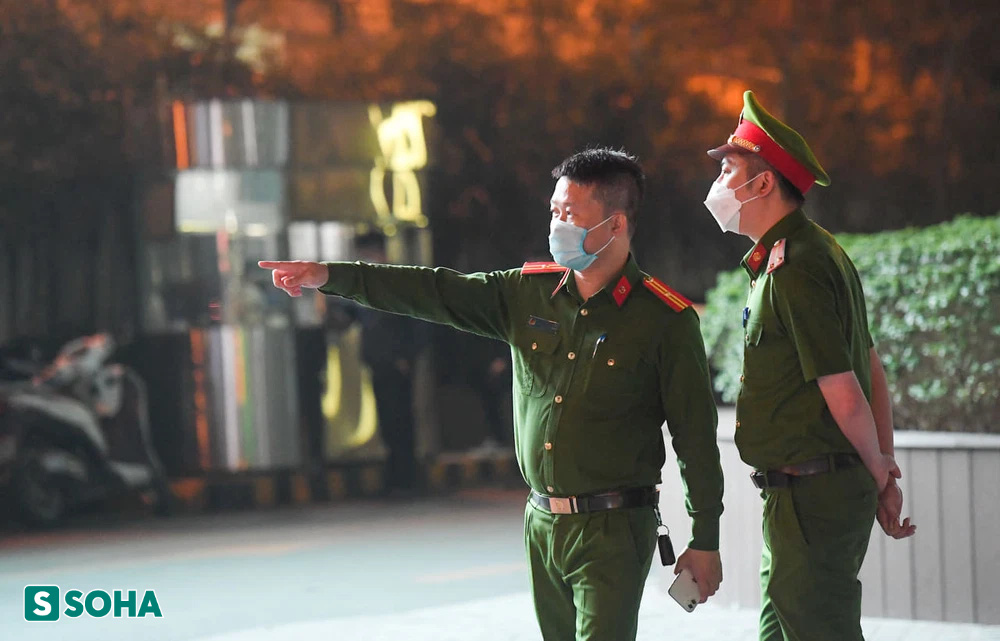 Hàng chục cảnh sát đồng loạt có mặt tại nhà và công ty ông Trịnh Văn Quyết - Ảnh 3. Hàng chục cảnh sát đồng loạt có mặt tại nhà và công ty ông Trịnh Văn Quyết - Ảnh 3.