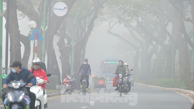  Hà Nội: Cả thành phố bị ‘nuốt chửng’ bởi sương mù  - Ảnh 2.