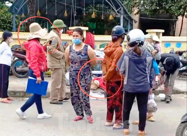 Quản lý chợ ra phố bắt hàng rong, mặc dân ngã bất tỉnh giữa đường - Ảnh 1. Quản lý chợ ra phố bắt hàng rong, mặc dân ngã bất tỉnh giữa đường - Ảnh 1.