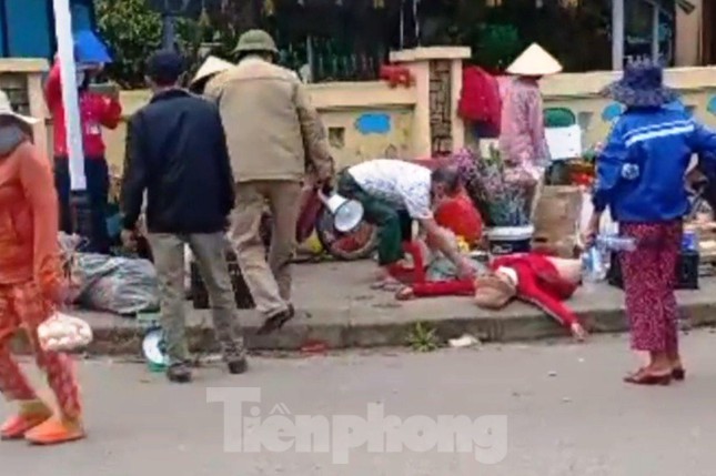  Quản lý chợ ra phố bắt hàng rong, mặc dân ngã bất tỉnh giữa đường  - Ảnh 2.