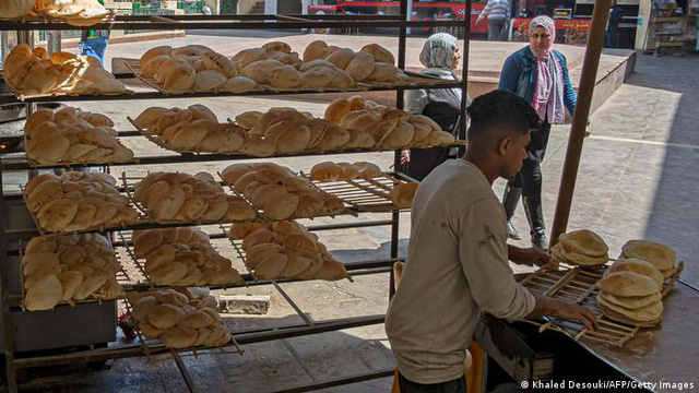 Khủng hoảng lương thực tại Trung Đông: Dân đổ xô xuống đường biểu tình vì ổ bánh mì, cả tuần tằn tiện chỉ dám ăn no 2 bữa - Ảnh 1.