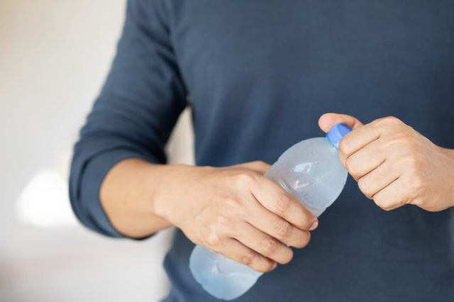 Nước rất tốt nhưng uống quá nhiều lại gặp họa: 8 dấu hiệu chứng tỏ cơ thể bạn đang uống quá nhiều nước cần thay đổi gấp - Ảnh 1.