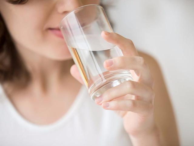 Nước rất tốt nhưng uống quá nhiều lại gặp họa: 8 dấu hiệu chứng tỏ cơ thể bạn đang uống quá nhiều nước cần thay đổi gấp - Ảnh 2.