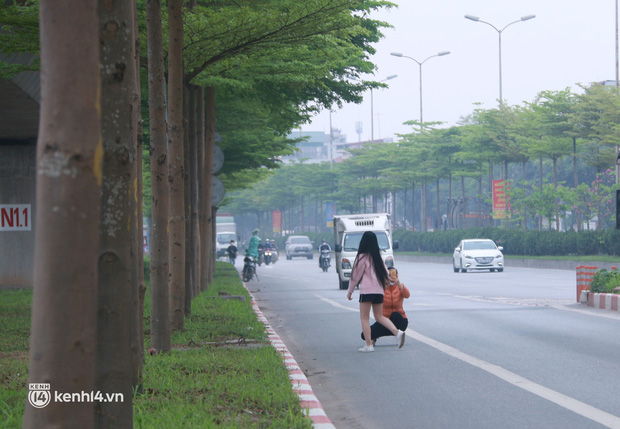 Hà Nội: Bất chấp nguy hiểm, nhiều người ra giữa đường chụp ảnh với hàng cây bàng lá nhỏ - Ảnh 4.