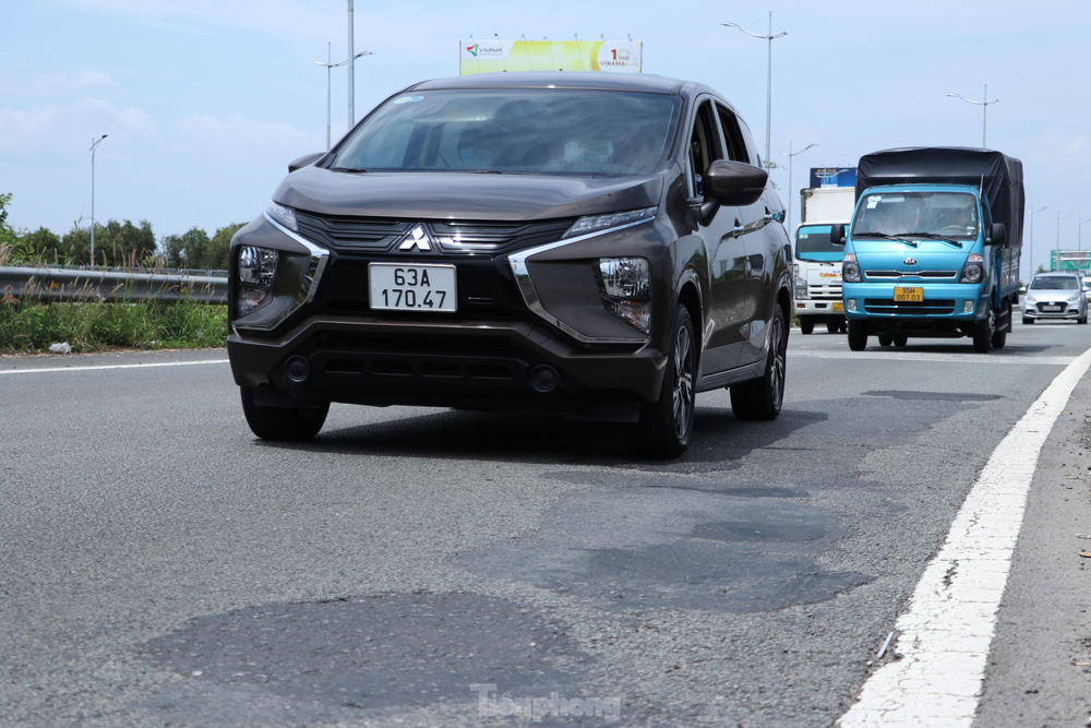 Cận cảnh tuyến cao tốc TPHCM - Trung Lương xuống cấp nghiêm trọng sau 3 năm dừng thu phí - Ảnh 2. Cận cảnh tuyến cao tốc TPHCM - Trung Lương xuống cấp nghiêm trọng sau 3 năm dừng thu phí - Ảnh 2.