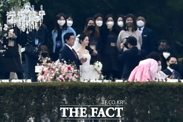 HOT: Phát sốt trước loạt khoảnh khắc cực rõ nét trong đám cưới Hyun Bin - Son Ye Jin, cô dâu e thẹn nắm tay bố - Ảnh 1.