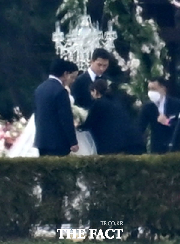 HOT: Phát sốt trước loạt khoảnh khắc cực rõ nét trong đám cưới Hyun Bin - Son Ye Jin, cô dâu e thẹn nắm tay bố - Ảnh 2.