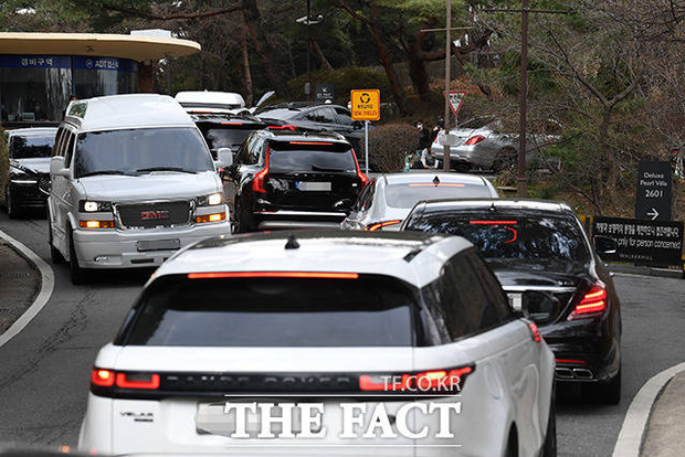 Choáng váng dàn siêu xe đổ bộ đám cưới Hyun Bin - Son Ye Jin: Maybach, Rolls Royce, Ferrari đến Lamborghini, G63 nối đuôi! - Ảnh 1.