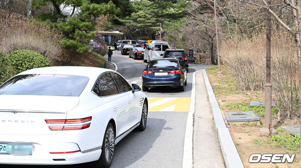 Choáng váng dàn siêu xe đổ bộ đám cưới Hyun Bin - Son Ye Jin: Maybach, Rolls Royce, Ferrari đến Lamborghini, G63 nối đuôi! - Ảnh 2.