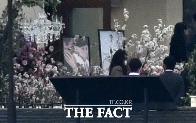 HOT: Phát sốt trước loạt khoảnh khắc cực rõ nét trong đám cưới Hyun Bin - Son Ye Jin, cô dâu e thẹn nắm tay bố - Ảnh 6.