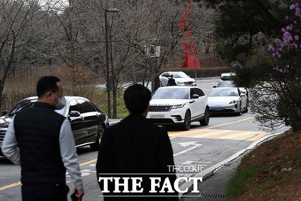 Choáng váng dàn siêu xe đổ bộ đám cưới Hyun Bin - Son Ye Jin: Maybach, Rolls Royce, Ferrari đến Lamborghini, G63 nối đuôi! - Ảnh 8.
