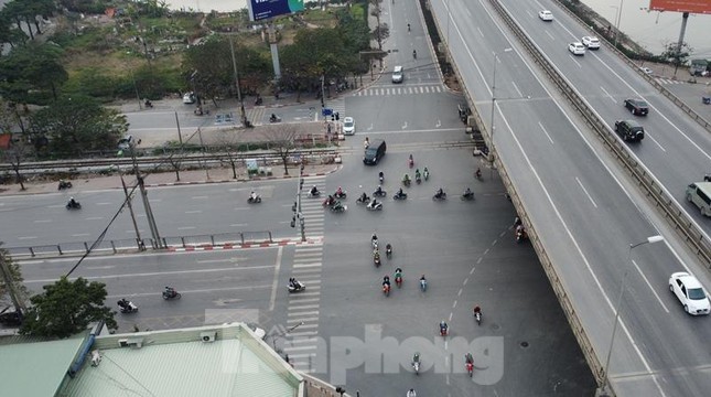  Không phải nghỉ lễ hay cuối tuần nhưng đường phố Hà Nội vắng vẻ lạ thường  - Ảnh 1.